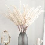 Cette image montre un eucalyptus artificiel de couleur blanche