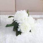 Cette image montre un bouquet de pivoines artificielles de couleur blanche
