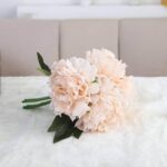 Cette image montre un bouquet de pivoines artificielles de couleur champagne