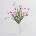 Cette photo montre une plante verte artificielle. Cette fausse fleur est dans un vase