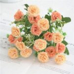 Cette image montre un bouquet d'oeillets artificiels de couleur orange